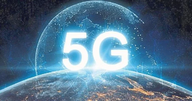 Işıklarla çevrili dünya üzerinde parlayan büyük “5G” yazısı