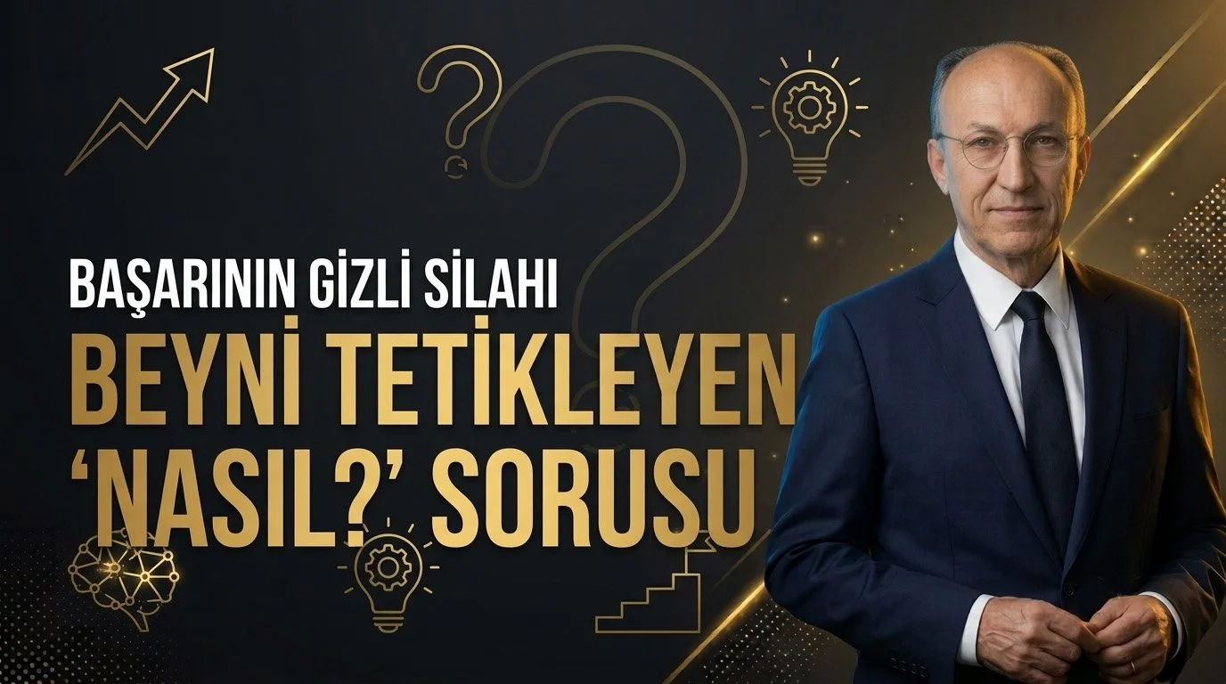 Lacivert takım elbiseli, gözlüklü bir adam; soru işareti, ampul ve yükselen ok ikonları ile altın renkli “Başarının Gizli Silahı – Beyni Tetikleyen ‘Nasıl?’ Sorusu” yazısı