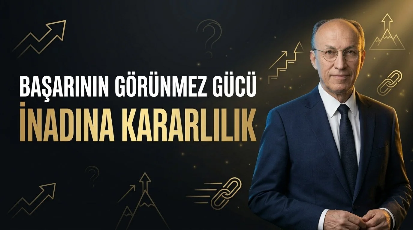 Lacivert takım elbiseli, gözlüklü bir adam; yükselen ok, dağ ve zincir ikonları ile altın renkli “Başarının Görünmez Gücü – İnadına Kararlılık” yazısı
