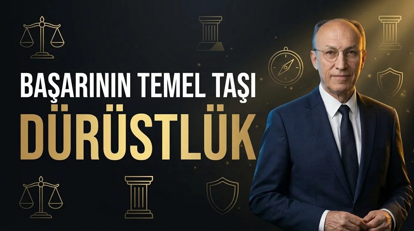 Lacivert takım elbiseli, gözlüklü bir adam; terazi ve sütun ikonları ile altın renkli “Başarının Temel Taşı – Dürüstlük” yazısı
