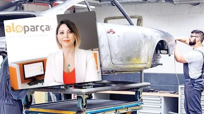 Oto tamir atölyesinde araç kasası üzerinde çalışan bir usta; önde aloparça logolu ekran önünde beyaz ceketli bir kadının portresi