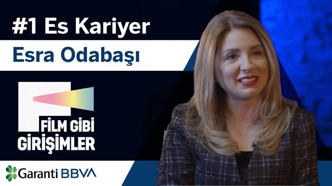 Gülümseyen sarı saçlı bir kadın; “#1 Es Kariyer – Esra Odabaşı – Film Gibi Girişimler” yazılı Garanti BBVA video kapağı
