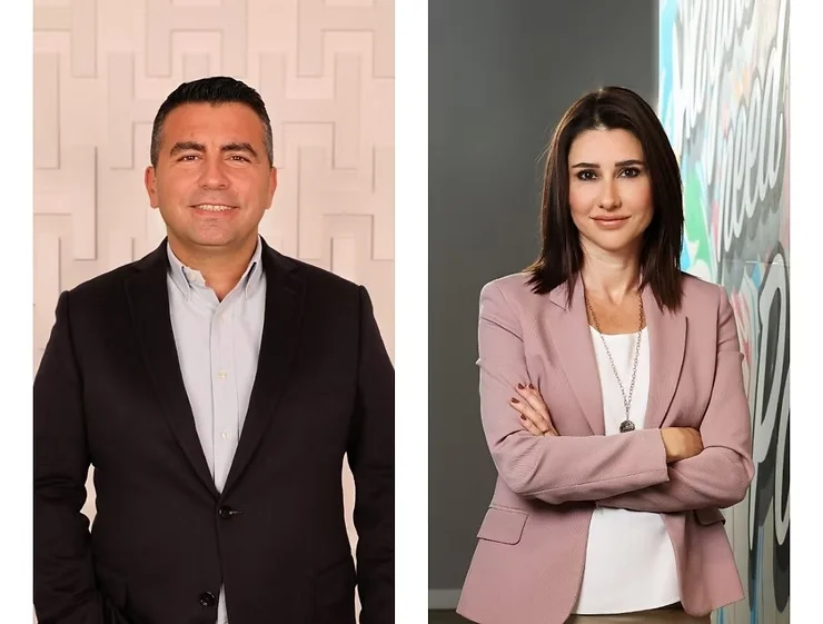 Yan yana iki portre: koyu ceketli gülümseyen bir adam ve pembe ceketli, kollarını kavuşturmuş bir kadın