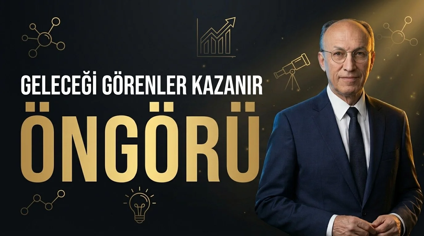 Lacivert takım elbiseli, gözlüklü bir adam; teleskop, grafik ve ampul ikonları ile altın renkli “Geleceği Görenler Kazanır – Öngörü” yazısı