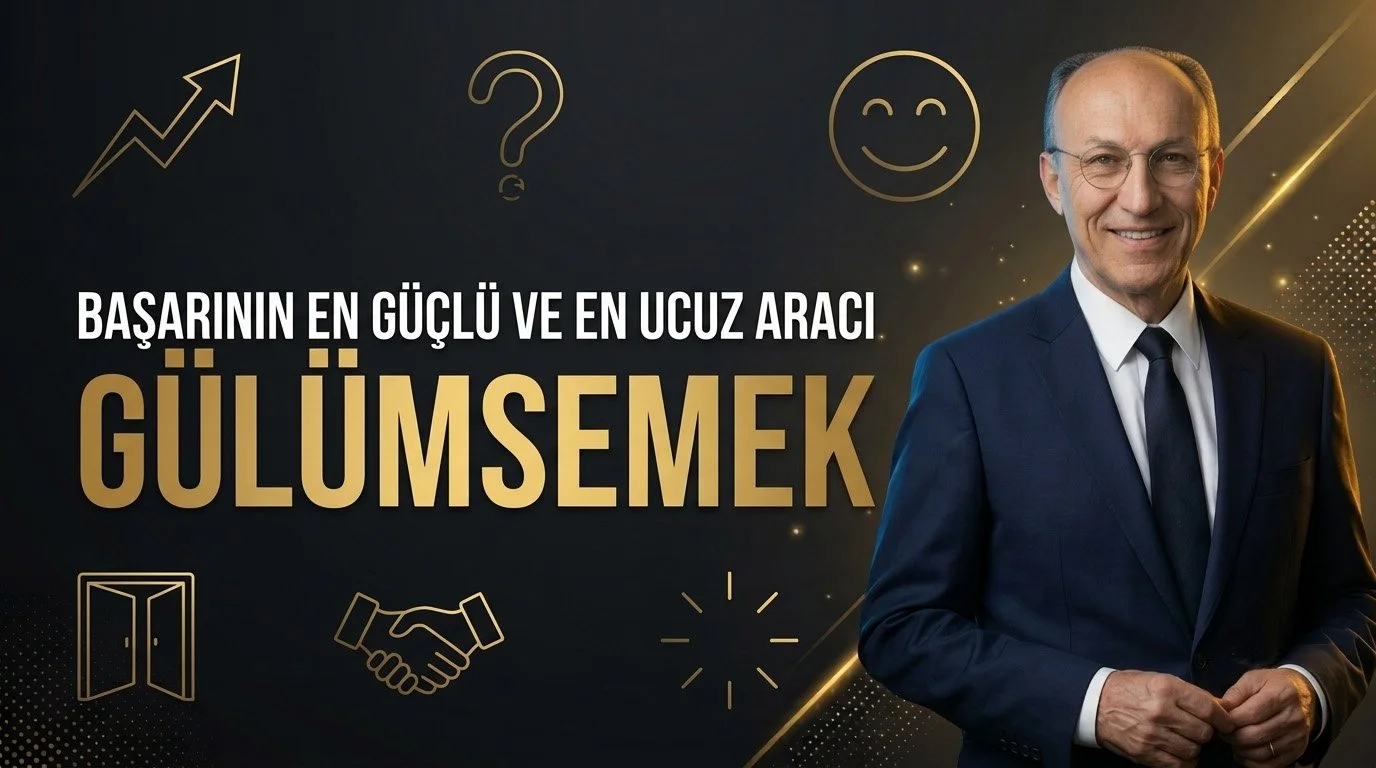 Gülümseyen, lacivert takım elbiseli ve gözlüklü bir adam; gülen yüz ve el sıkışma ikonları ile altın renkli “Başarının En Güçlü ve En Ucuz Aracı – Gülümsemek” yazısı
