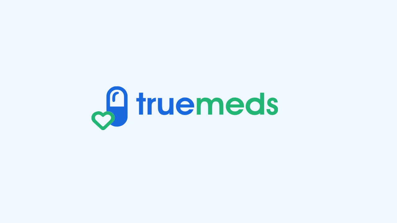 Açık mavi zemin üzerinde kalp ve ilaç kapsülü simgeli truemeds logosu