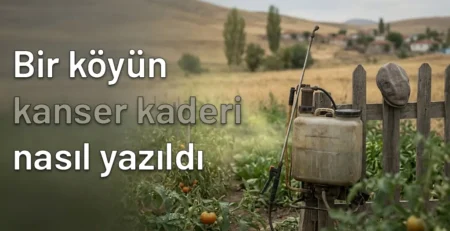 Köy manzarası önünde tarla kenarında çite asılı eski bir ilaçlama pompası; “Bir köyün kanser kaderi nasıl yazıldı” yazısı