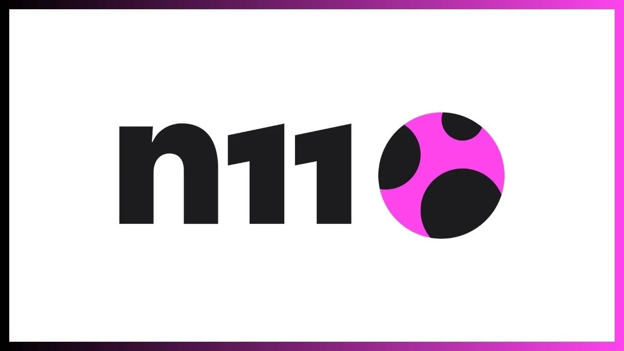 Beyaz zemin üzerinde siyah n11 yazısı ve siyah-magenta yeni n11 logosu