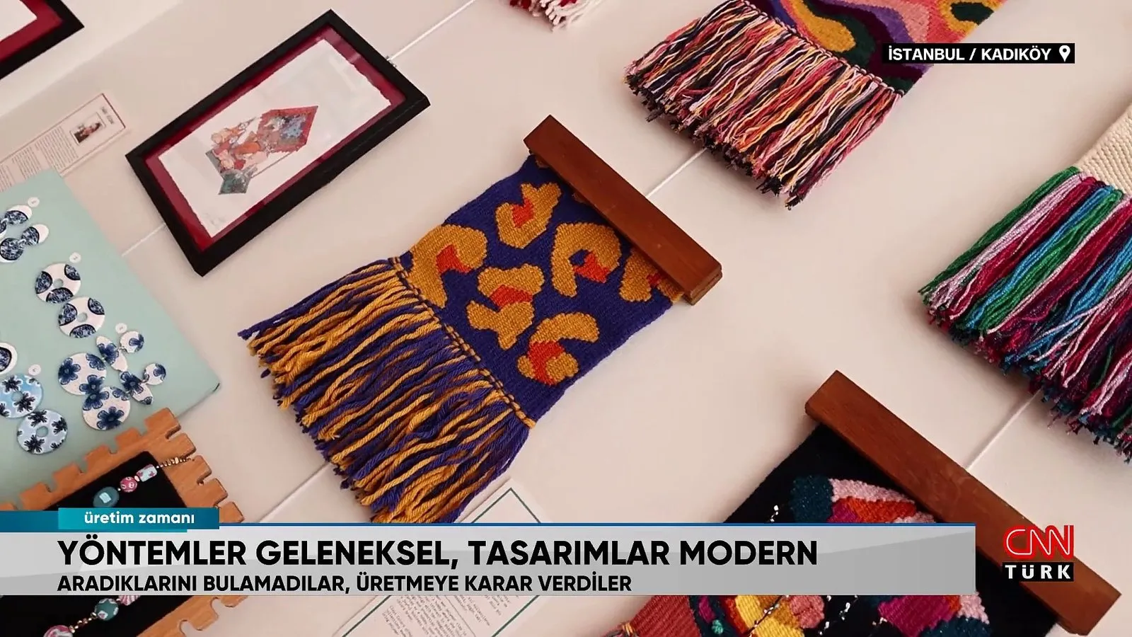 Masa üzerinde renkli püsküllü modern kilim ve dokuma örnekleri; “Yöntemler geleneksel, tasarımlar modern” yazılı CNN Türk haber karesi