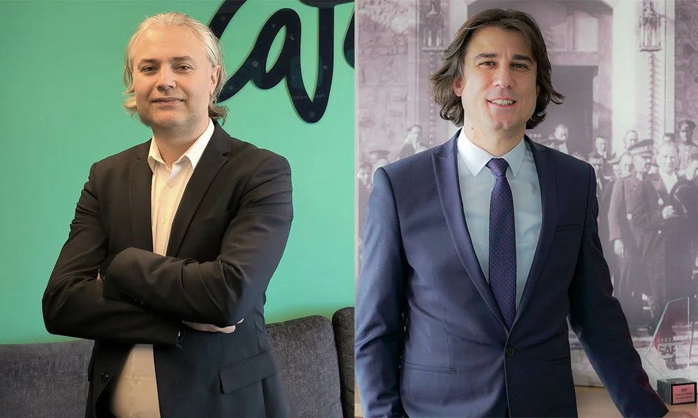 Yan yana iki portre: kollarını kavuşturmuş koyu ceketli bir adam ve lacivert takım elbiseli uzun saçlı bir adam