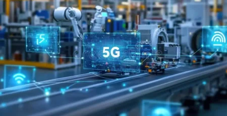 Fabrika üretim hattında robot kollar ve üzerinde 5G yazan dijital ekranlar
