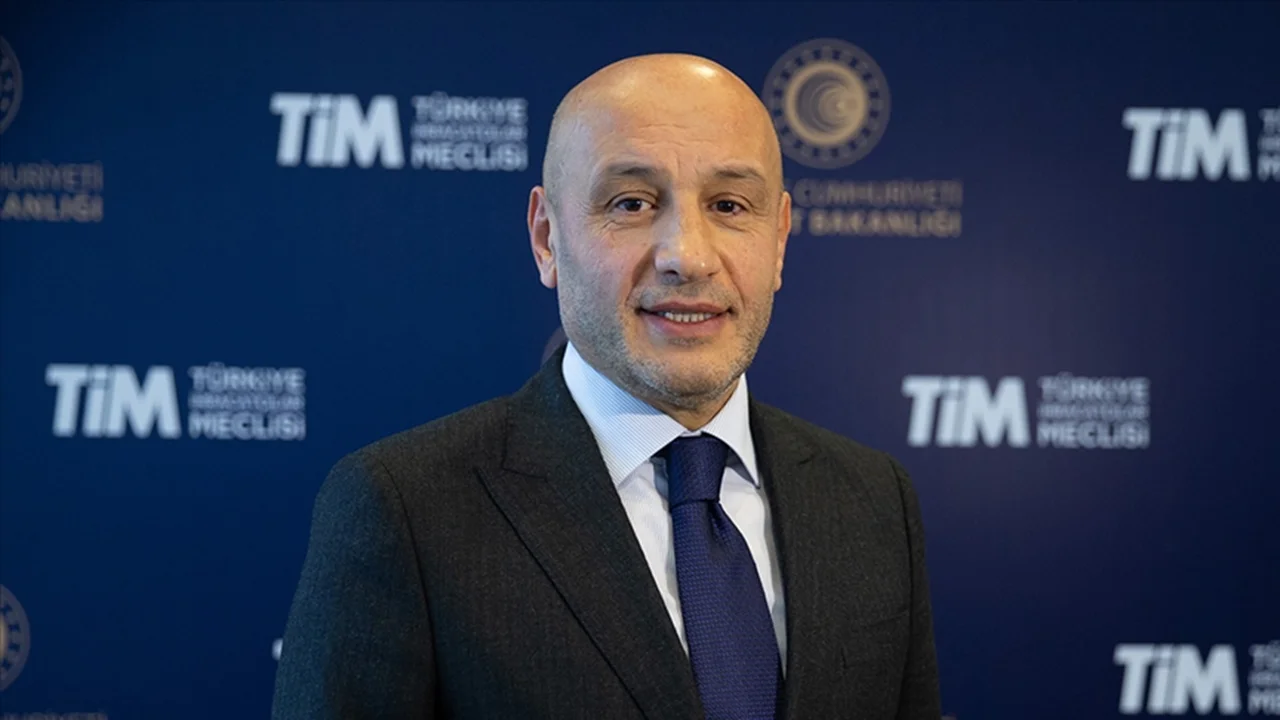 TİM ve Ticaret Bakanlığı logolu fon önünde lacivert takım elbiseli bir adam