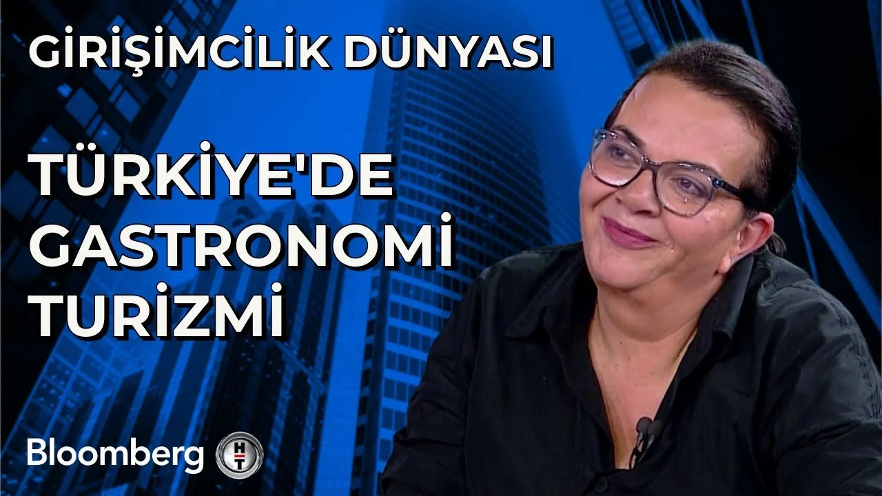 Mavi zemin önünde gözlüklü, gülümseyen bir kadın; “Girişimcilik Dünyası – Türkiye’de Gastronomi Turizmi” yazılı Bloomberg HT video kapağı