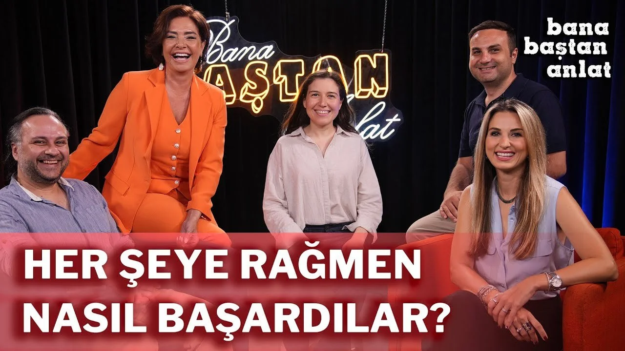 Turuncu kanepe çevresinde gülümseyen beş kişi; “Bana Baştan Anlat – Her Şeye Rağmen Nasıl Başardılar?” yazılı video kapağı